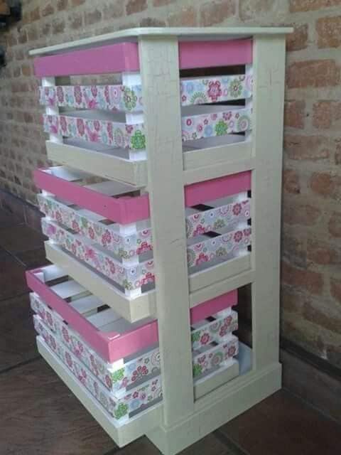 LOW COST TIPS Decorate and furnish with wooden fruit boxes (12)