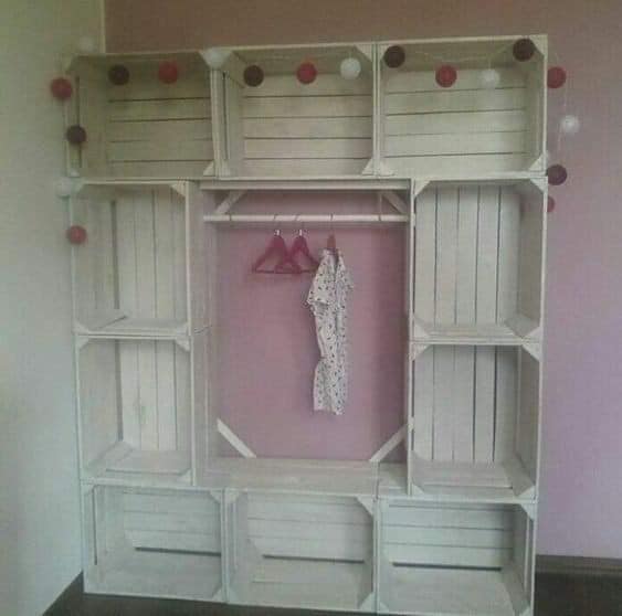 LOW COST TIPS Decorate and furnish with wooden fruit boxes (14)