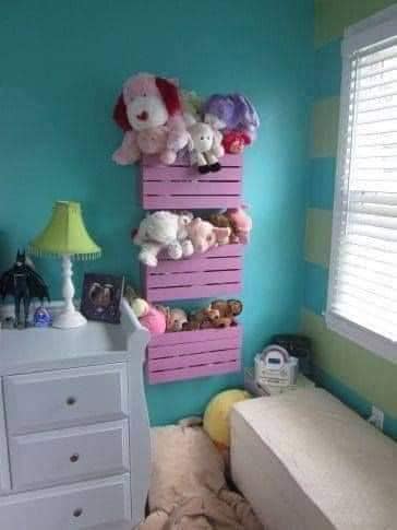 LOW COST TIPS Decorate and furnish with wooden fruit boxes (2)