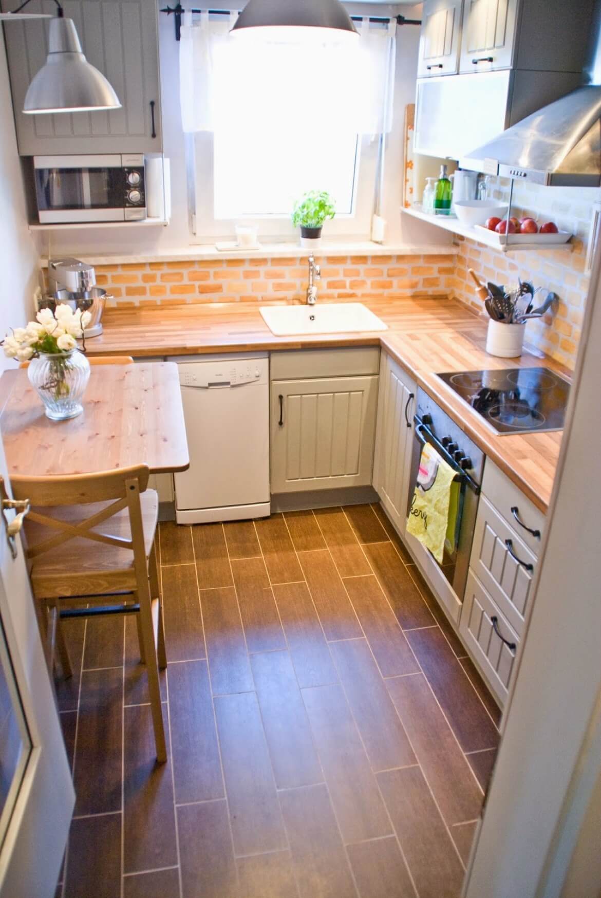 01-small-kitchen-decor-design-ideas-homebnc