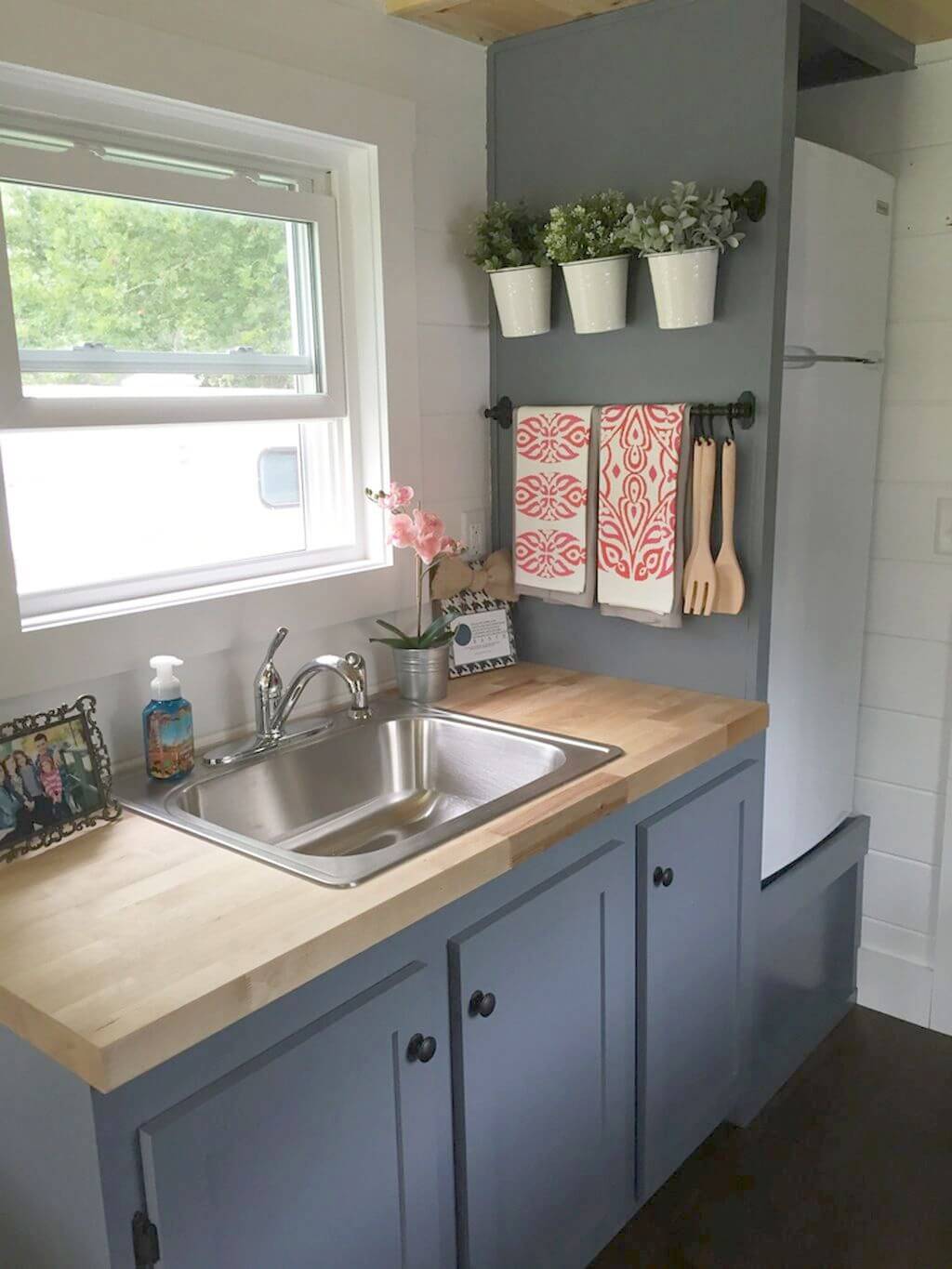 05-small-kitchen-decor-design-ideas-homebnc