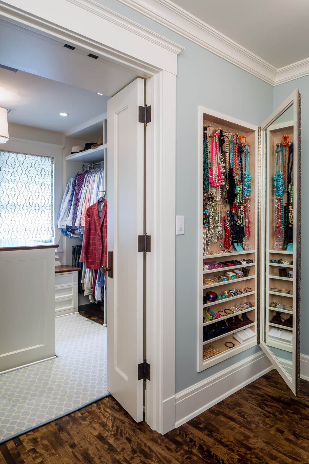 Maximize Your Full-Length Mirror with Built-in Accessory_y