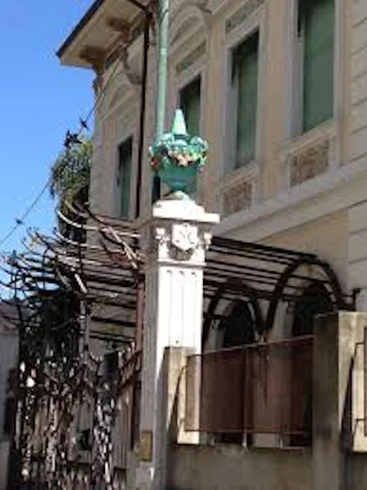 01_villa_angerer_14_vaso_decorato_su_pilastro.jpg