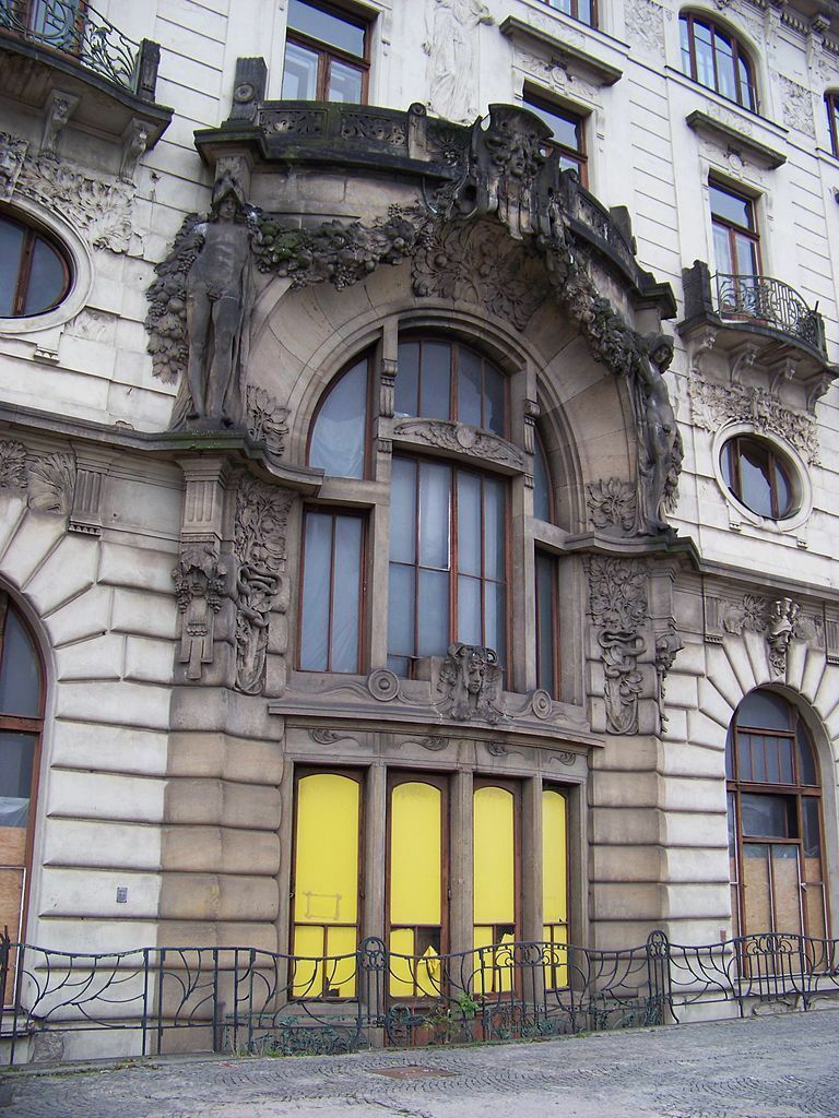 768px-Praha_hlavní_nádraží,_Fantova_budova,_portál_severního_křídla