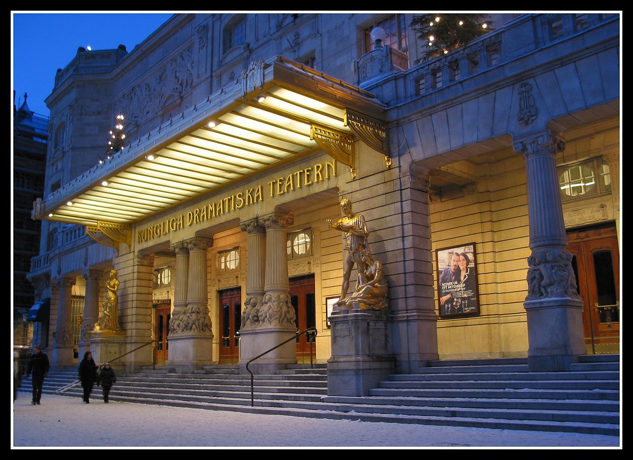 1280px-Entrance_of_the_Kungliga_Dramatiska_Teatern,_Östermalm_-_panoramio