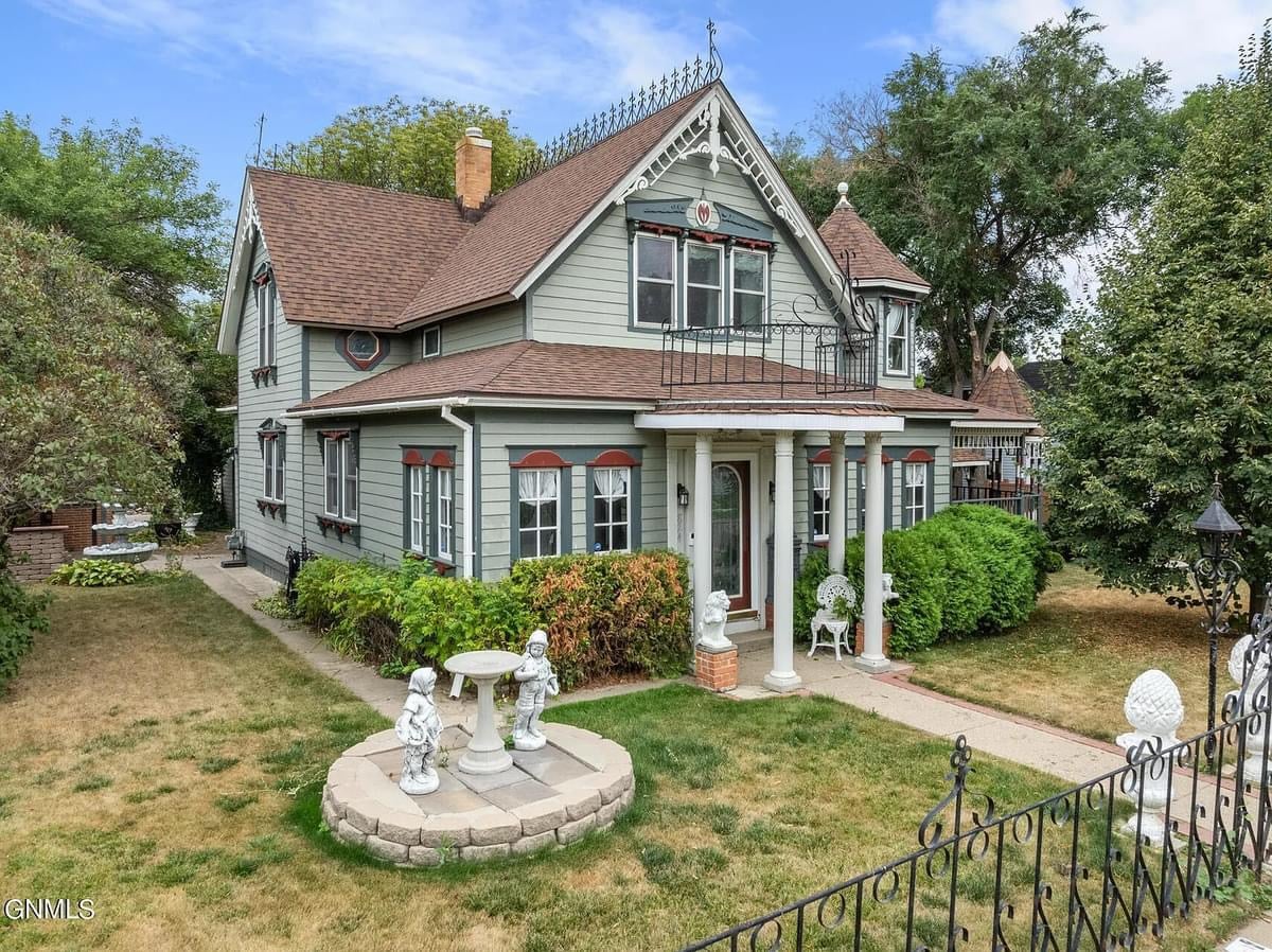 1728818116_368_1910-Historic-House-In-Williston-North-Dakota-8212-Captivating-Houses.jpeg