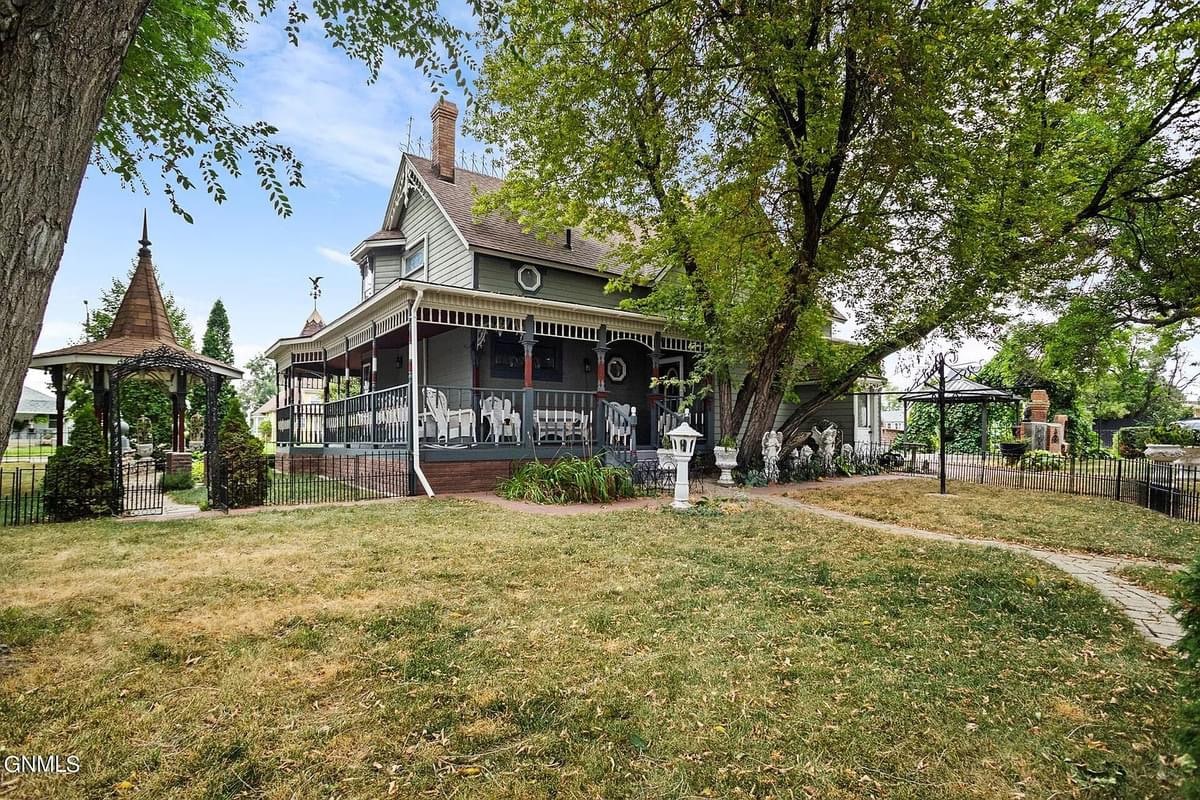 1728818145_425_1910-Historic-House-In-Williston-North-Dakota-8212-Captivating-Houses.jpeg