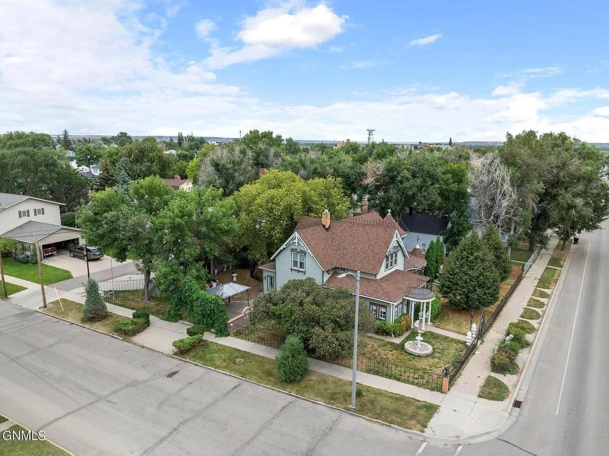 1728818154_270_1910-Historic-House-In-Williston-North-Dakota-8212-Captivating-Houses.jpeg