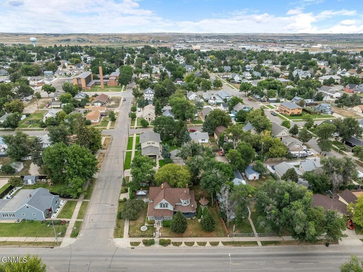 1728818154_954_1910-Historic-House-In-Williston-North-Dakota-8212-Captivating-Houses.jpeg