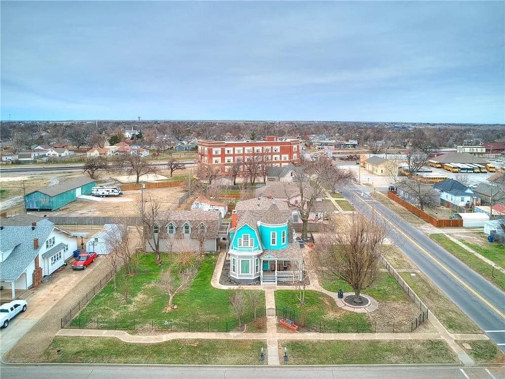 1728818748_231_1920-Historic-House-For-Sale-In-El-Reno-Oklahoma-8212.jpeg