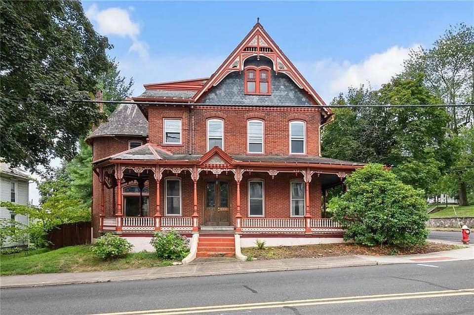 1728819270_454_1880-Victorian-In-Bangor-Pennsylvania-8212-Captivating-Houses.jpeg