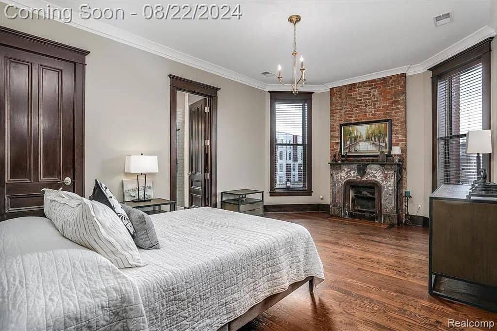 1728819799_21_1878-Victorian-For-Sale-In-Detroit-Michigan-8212-Captivating-Houses.jpeg