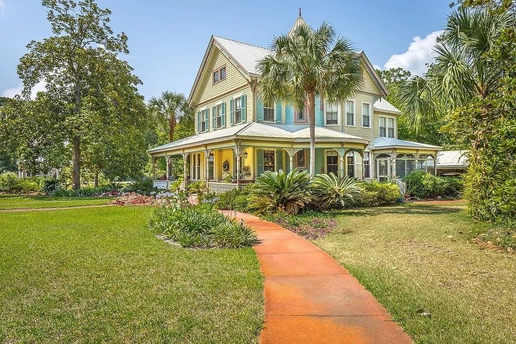 1728825895_899_1895-Victorian-For-Sale-In-Apalachicola-Florida-8212-Captivating-Houses.jpeg