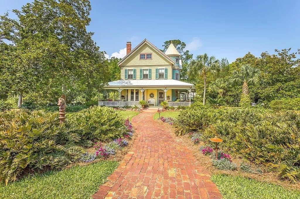 1728825897_328_1895-Victorian-For-Sale-In-Apalachicola-Florida-8212-Captivating-Houses.jpeg