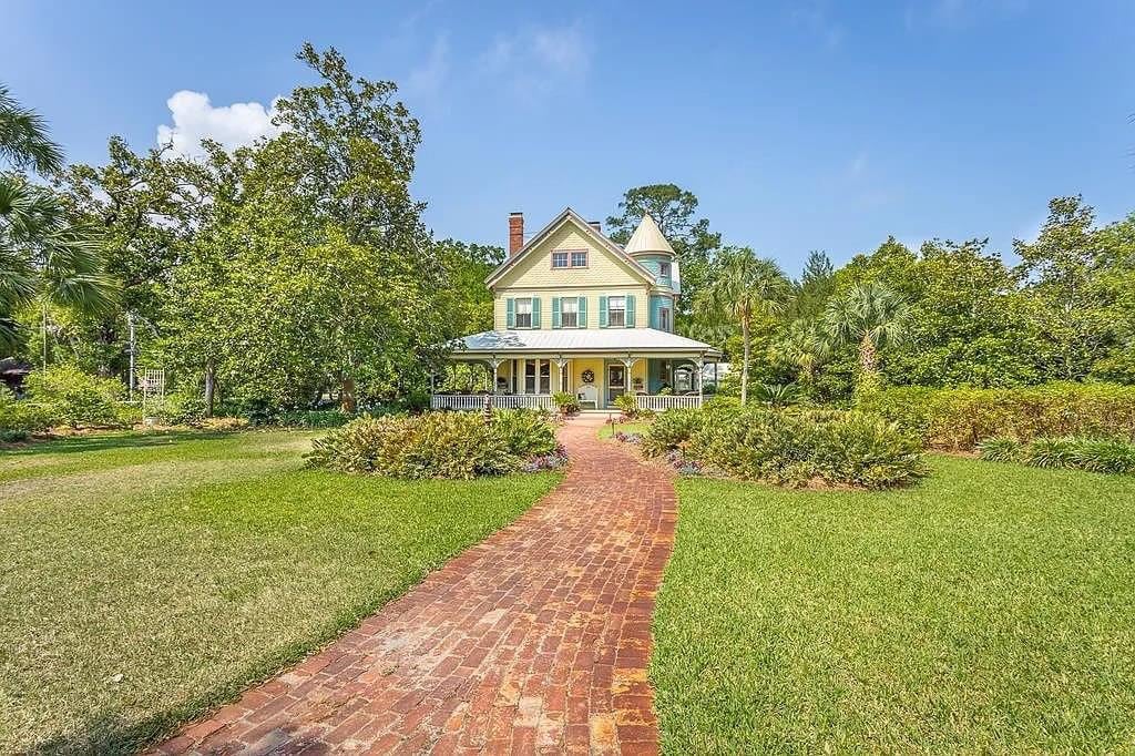 1728825899_371_1895-Victorian-For-Sale-In-Apalachicola-Florida-8212-Captivating-Houses.jpeg