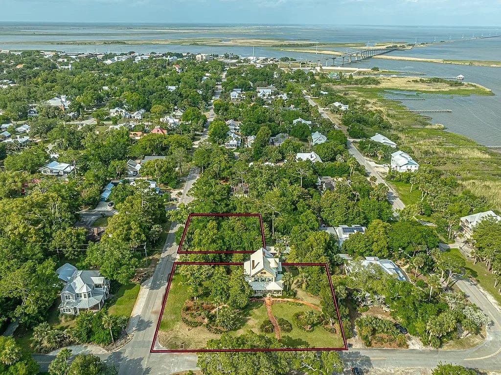 1728825904_377_1895-Victorian-For-Sale-In-Apalachicola-Florida-8212-Captivating-Houses.jpeg