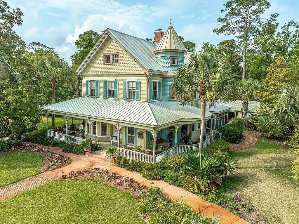 1728825904_697_1895-Victorian-For-Sale-In-Apalachicola-Florida-8212-Captivating-Houses.jpeg