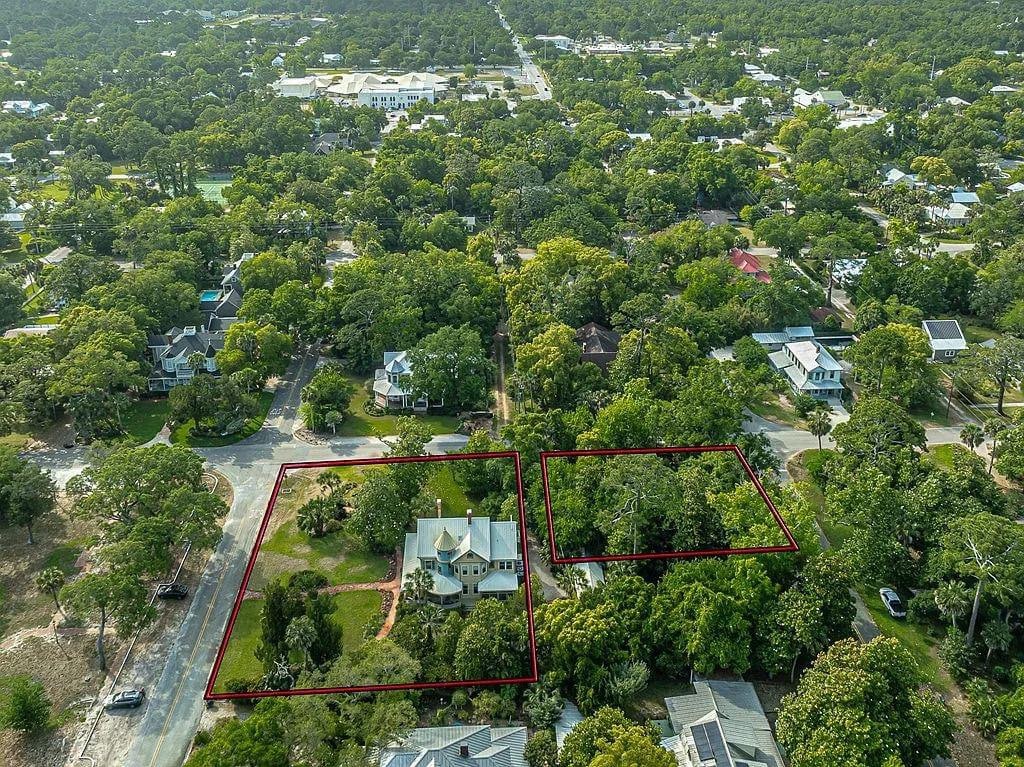 1728825905_398_1895-Victorian-For-Sale-In-Apalachicola-Florida-8212-Captivating-Houses.jpeg