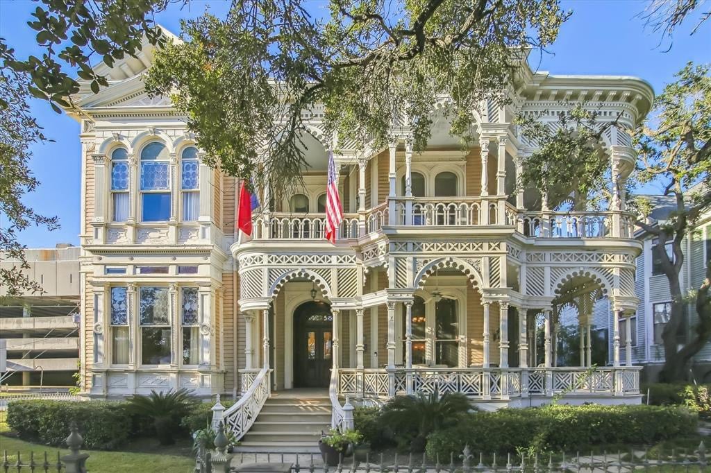 1728916277_428_1886-Victorian-For-Sale-In-Galveston-Texas-8212-Captivating-Houses.jpeg