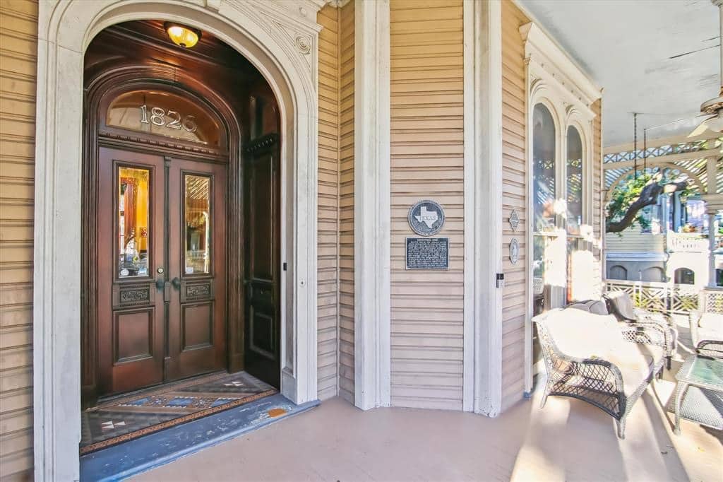 1728916284_399_1886-Victorian-For-Sale-In-Galveston-Texas-8212-Captivating-Houses.jpeg