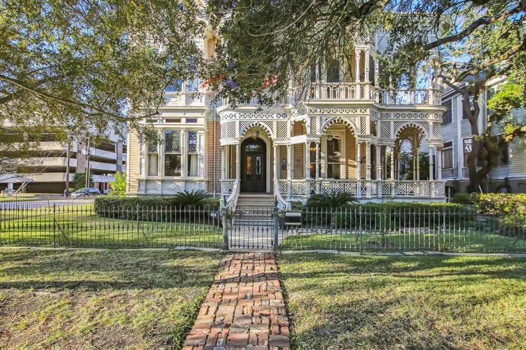 1728916363_74_1886-Victorian-For-Sale-In-Galveston-Texas-8212-Captivating-Houses.jpeg