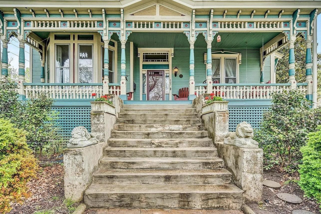 1728930377_44_1889-Victorian-In-Salem-Virginia-8212-Captivating-Houses.jpeg