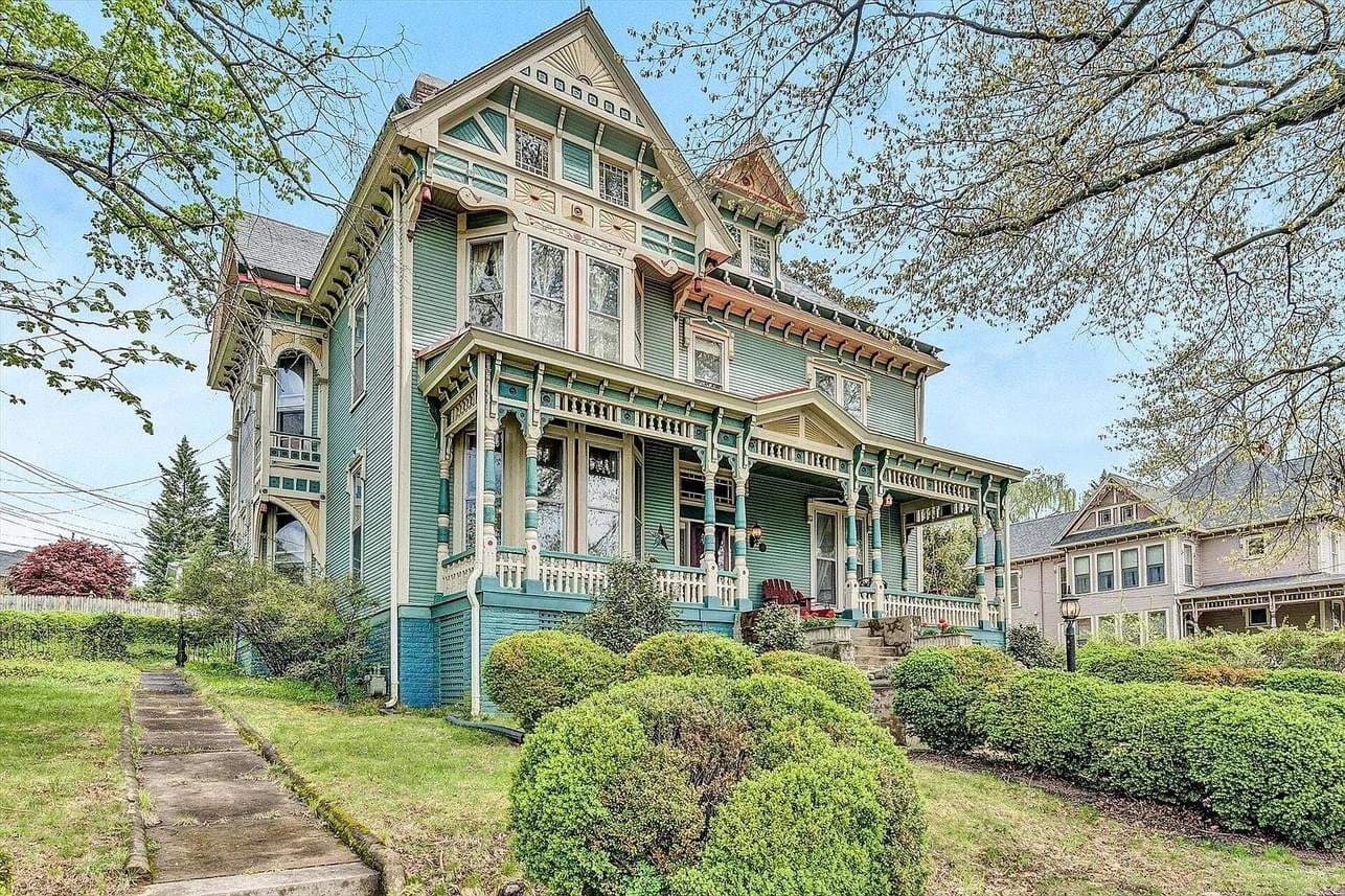 1728930414_377_1889-Victorian-In-Salem-Virginia-8212-Captivating-Houses.jpeg