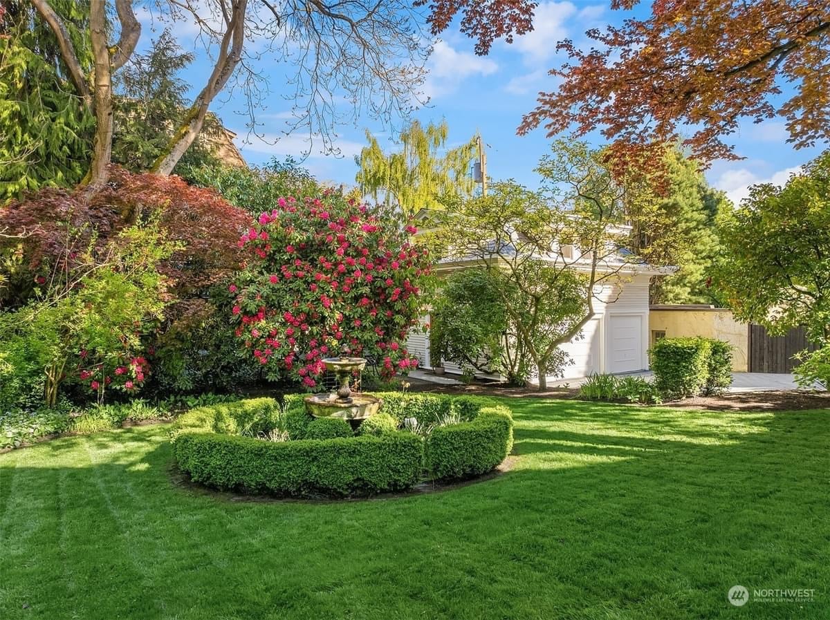 1729008694_475_1909-Neoclassical-For-Sale-In-Seattle-Washington-8212-Captivating-Houses.jpeg