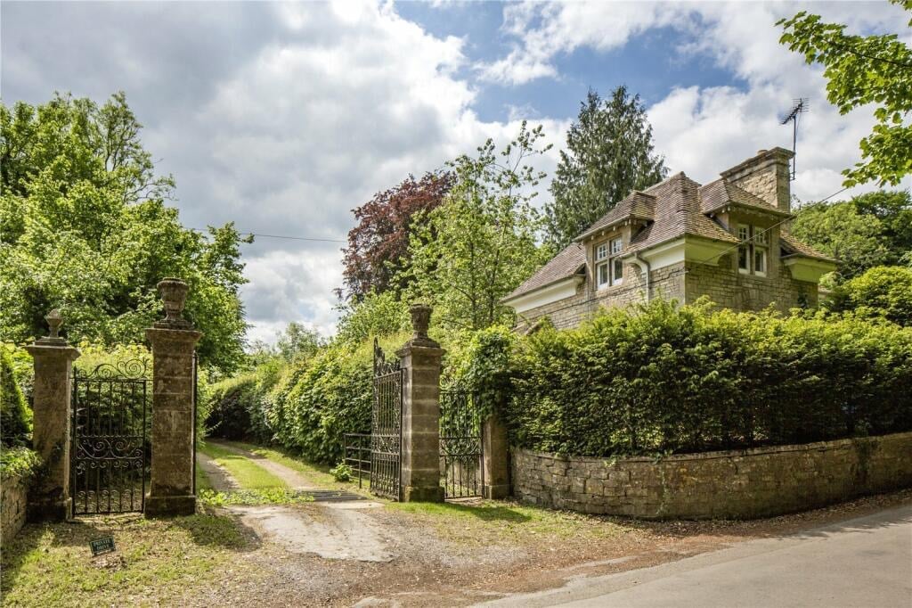 1729009401_278_1800-Edgeworth-Manor-For-Sale-In-Gloucestershire-England-8212-Captivating.jpeg
