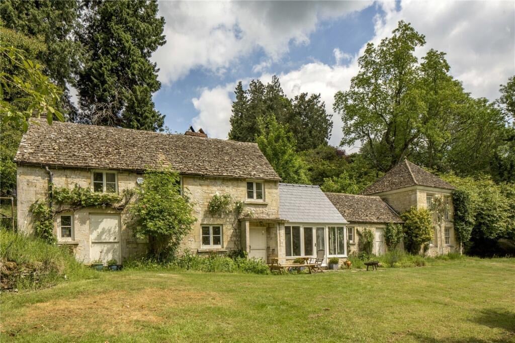 1729009404_561_1800-Edgeworth-Manor-For-Sale-In-Gloucestershire-England-8212-Captivating.jpeg