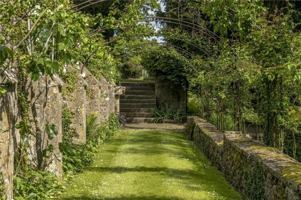 1729009406_263_1800-Edgeworth-Manor-For-Sale-In-Gloucestershire-England-8212-Captivating.jpeg