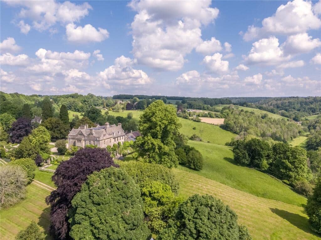 1729009407_166_1800-Edgeworth-Manor-For-Sale-In-Gloucestershire-England-8212-Captivating.jpeg