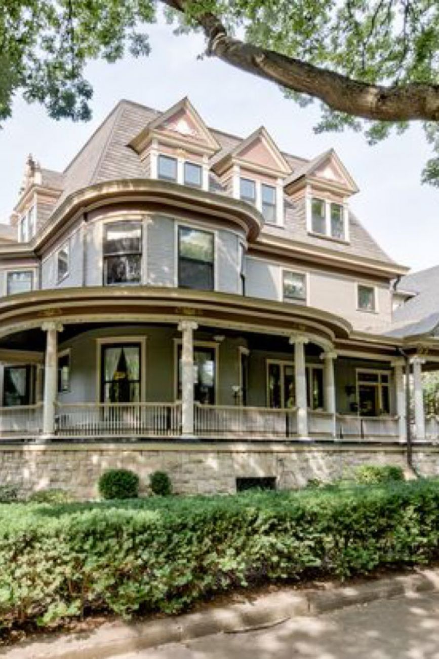 1729097199_18_1894-Victorian-In-Oak-Park-Illinois-8212-Captivating-Houses.jpg