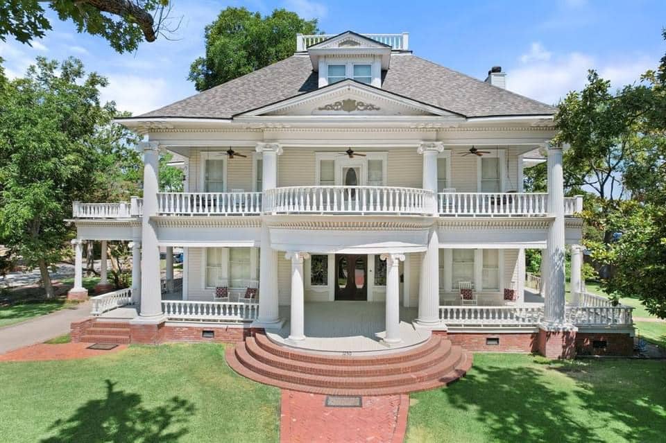 1890-Halbert-House-For-Sale-In-Corsicana-Texas-8212-Captivating.jpeg