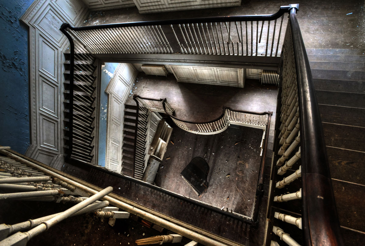 img0191_staircase_piano.jpg