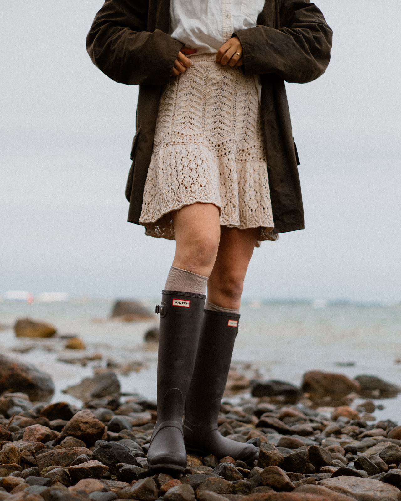 seashore-skirt-styled-look-rainboots-and-knitwear-kutovakika