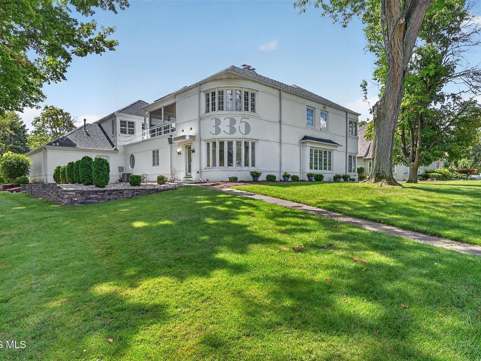 335 Riverside Dr, Rossford, OH 43460