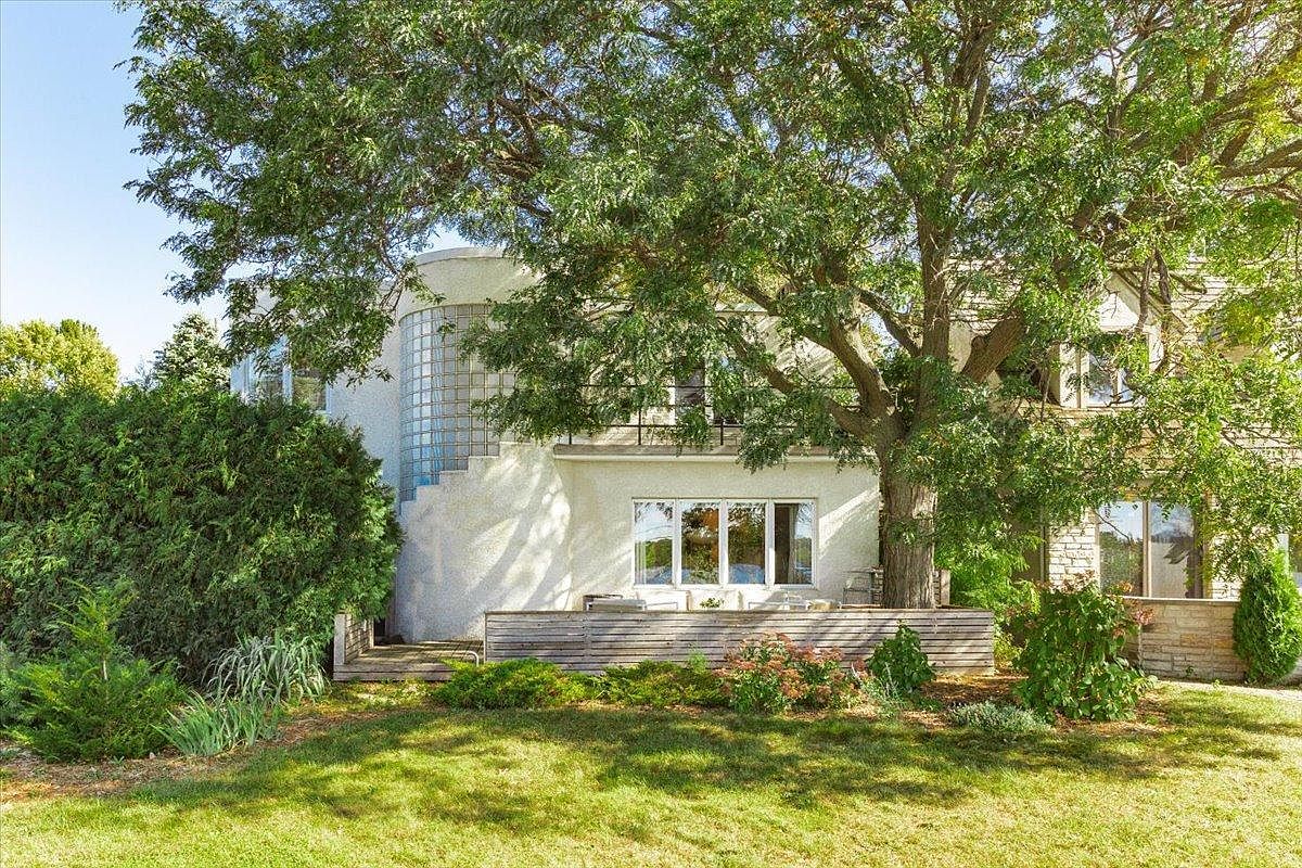 1800 E Shore Dr, Maplewood, MN 55109