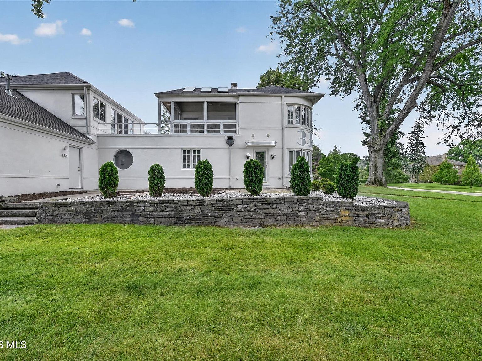 335 Riverside Dr, Rossford, OH 43460