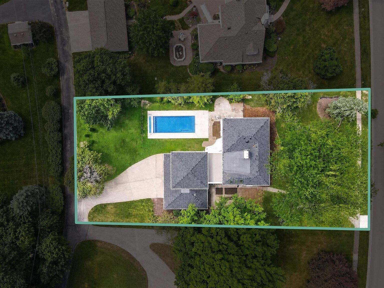 335 Riverside Dr, Rossford, OH 43460