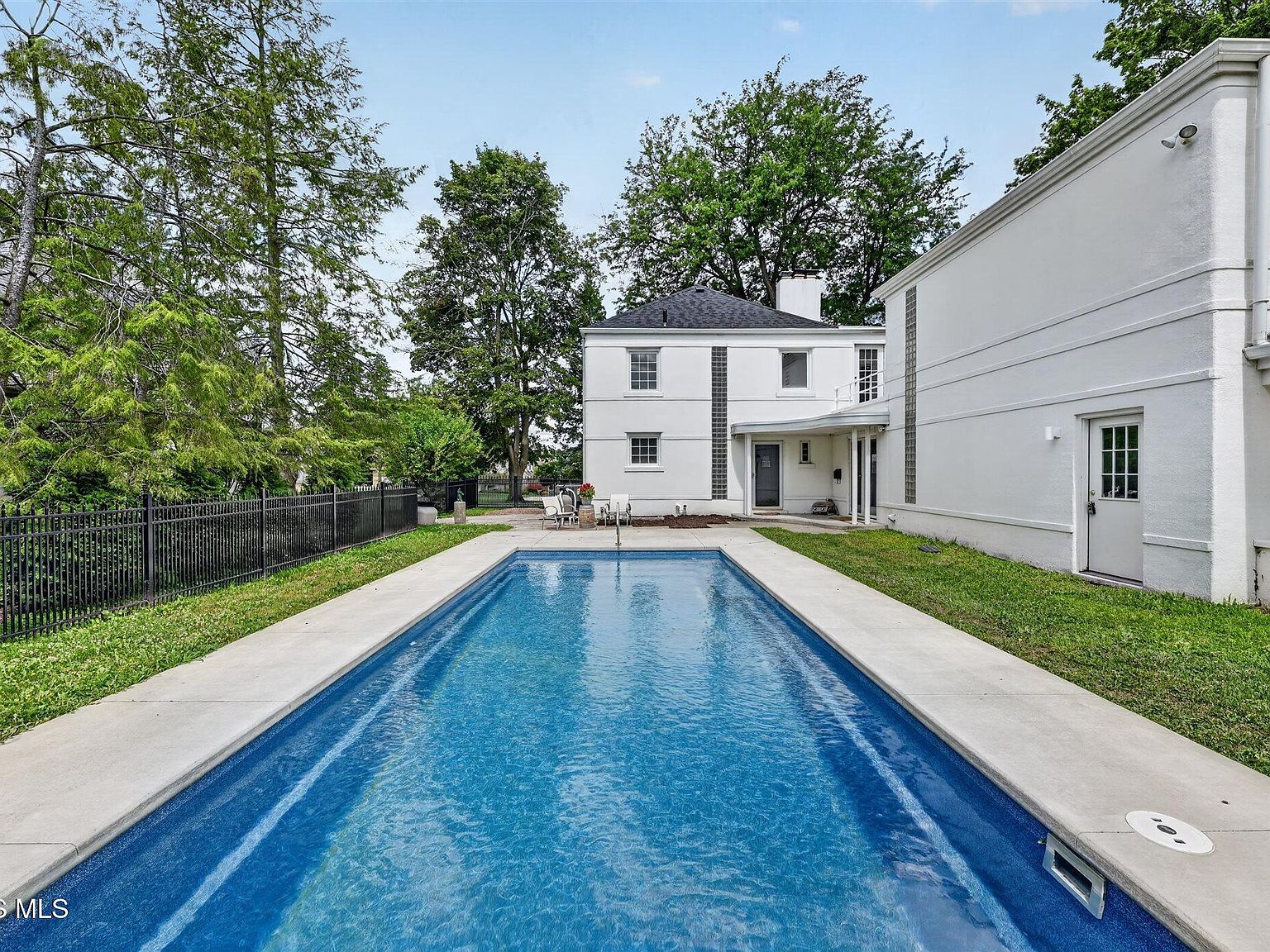 335 Riverside Dr, Rossford, OH 43460