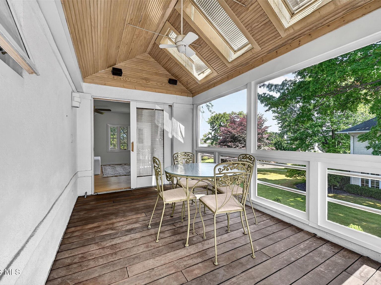 335 Riverside Dr, Rossford, OH 43460