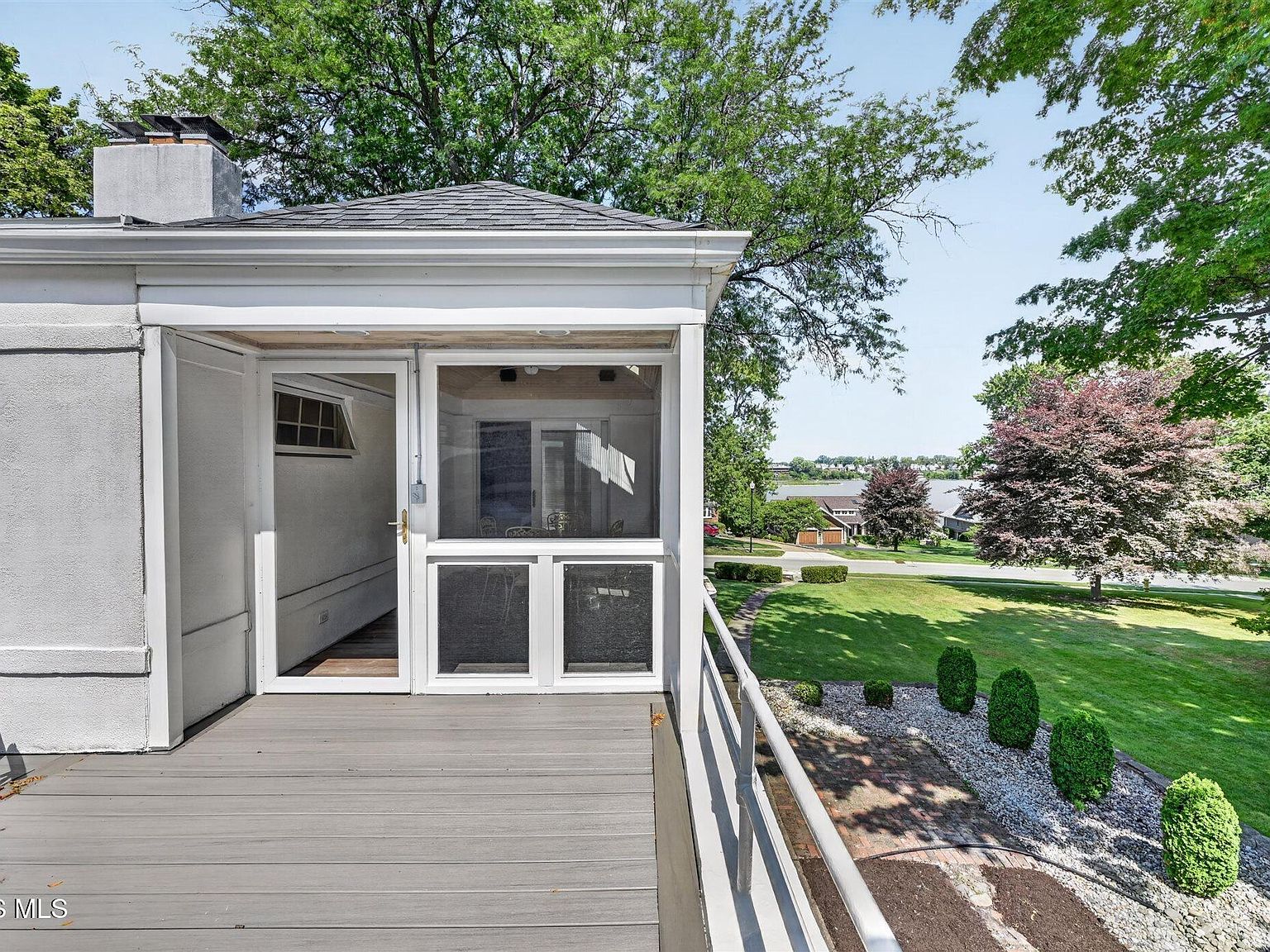 335 Riverside Dr, Rossford, OH 43460