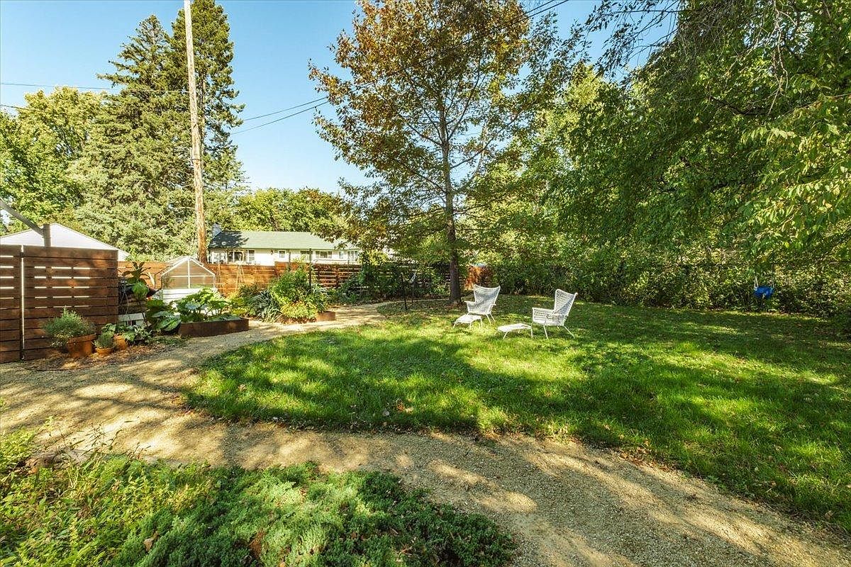 1800 E Shore Dr, Maplewood, MN 55109