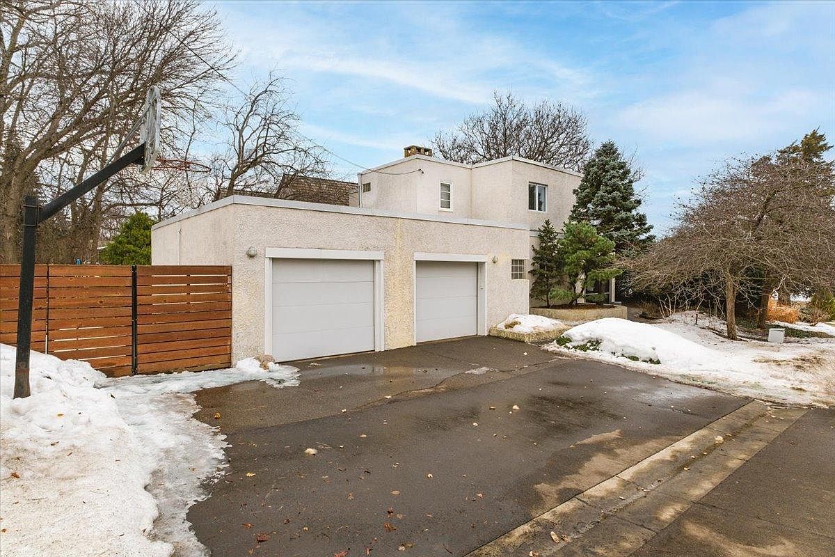 1800 E Shore Dr, Maplewood, MN 55109