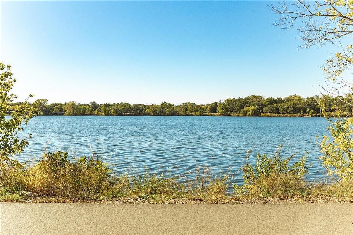 1800 E Shore Dr, Maplewood, MN 55109
