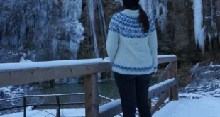 Gjöf pattern by Védís Jónsdóttir for Ístex knitting pattern image 1