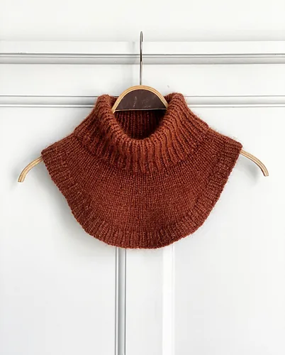 Liebling Neck Warmer pattern by Camilla Vad