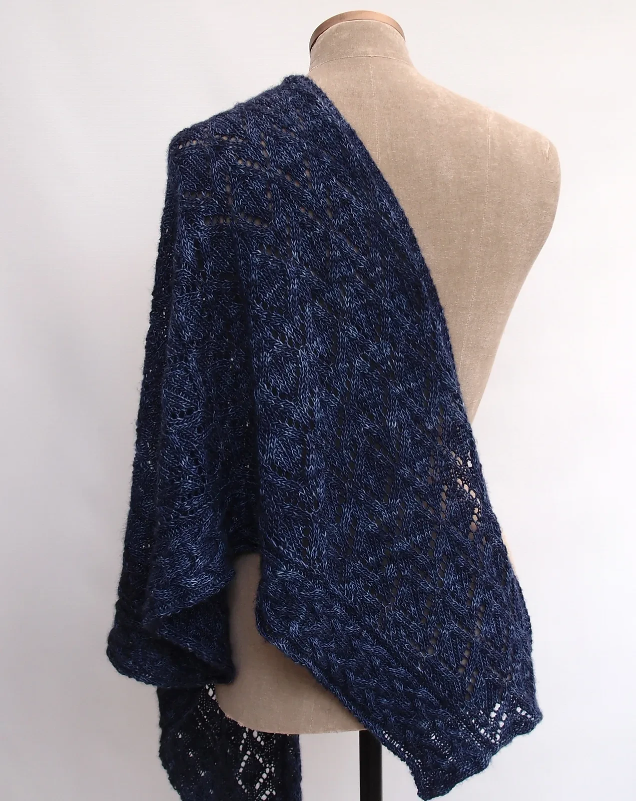 branwen-pattern-by-sue-lazenby-ai-02