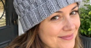 Whitby Hat and Handwarmers pattern by marianna mel knitting pattern AI image 1